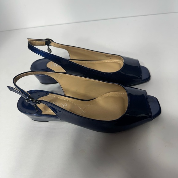 J.Renee Women's Navy Slingback Heels size 5.5 pre owned Exellent condition - Picture 3 of 9